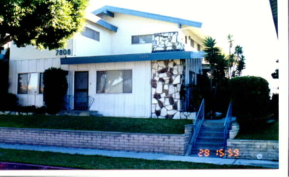 7808 W Manchester Ave in Playa Del Rey, CA - Building Photo