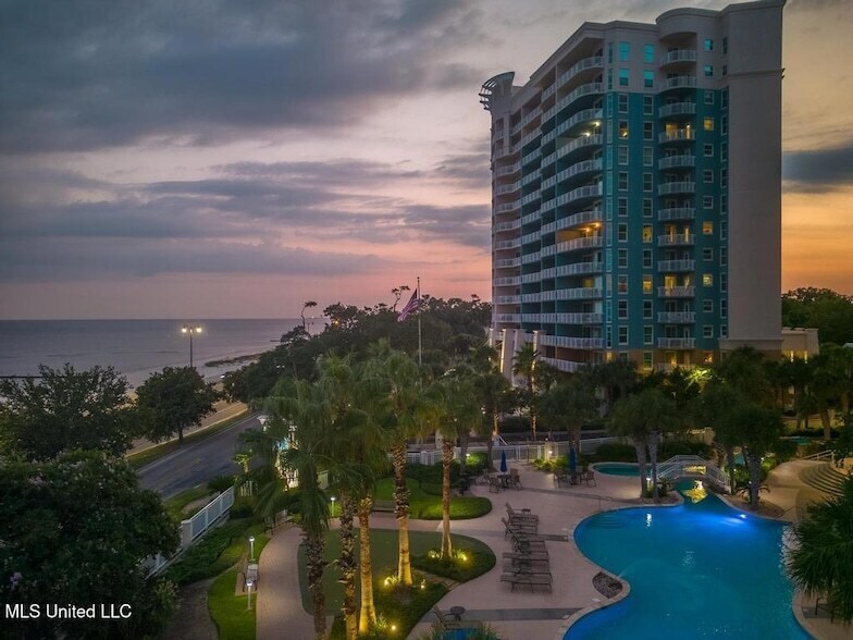 2228 Beach Dr, Unit 704 in Gulfport, MS - Building Photo