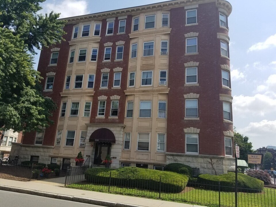 100 St Mary's St in Boston, MA - Foto de edificio