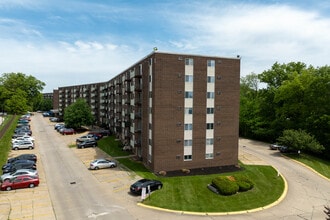 College Towers in Kent, OH - Foto de edificio - Building Photo