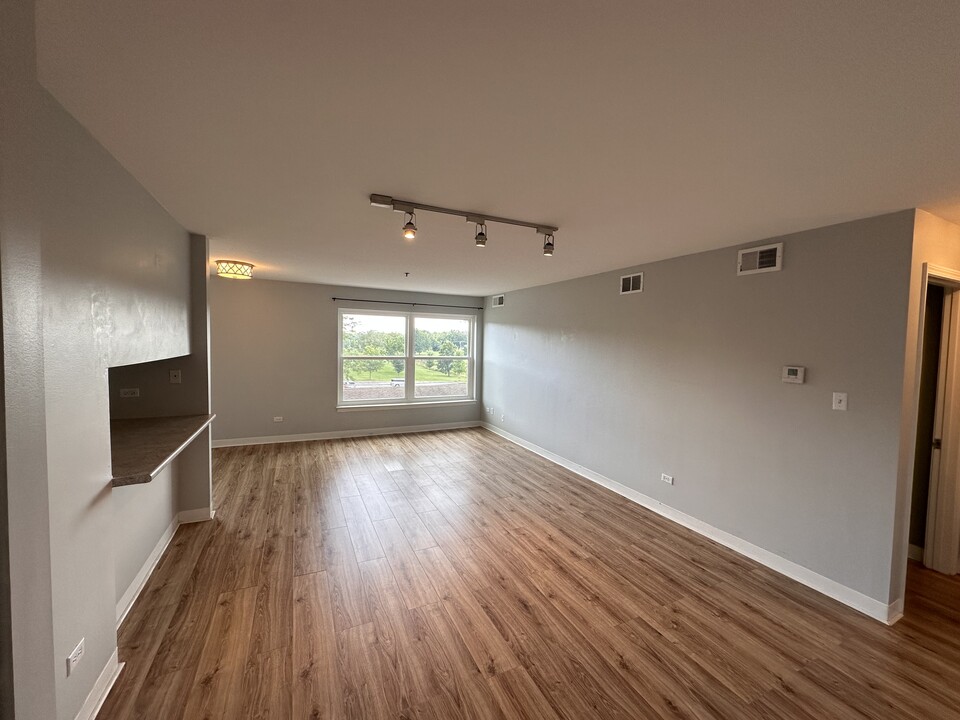 3275 Kirchoff Rd in Rolling Meadows, IL - Building Photo