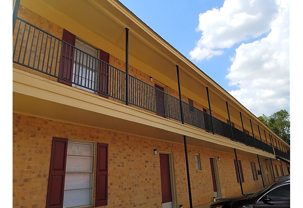 Capri Apartments in Nacogdoches, TX - Building Photo