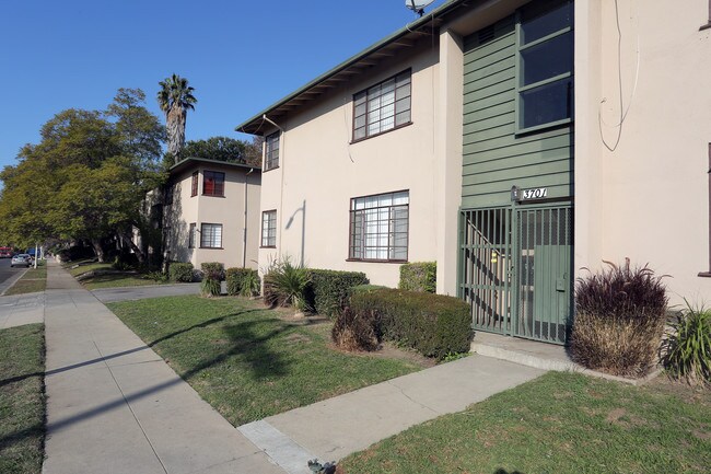 3701 Montclair St in Los Angeles, CA - Foto de edificio - Building Photo