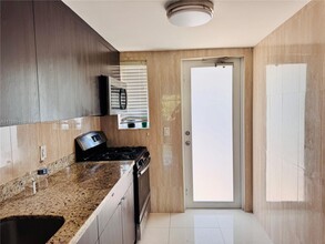 1029 94th St in Bay Harbor Islands, FL - Foto de edificio - Building Photo