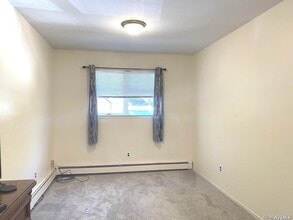 4 Stiles Dr in Melville, NY - Building Photo - Building Photo