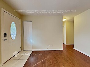 6044 Francis Dr, Unit C in Apollo Beach, FL - Foto de edificio - Building Photo