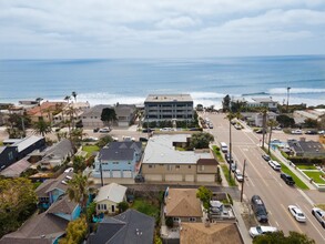 333 W D St in Encinitas, CA - Foto de edificio - Building Photo