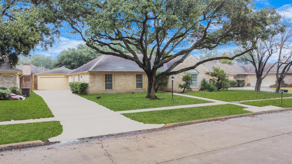 8006 Oakington Dr in Houston, TX - Foto de edificio
