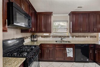 2019 Whirlaway Dr in Stafford, TX - Foto de edificio - Building Photo