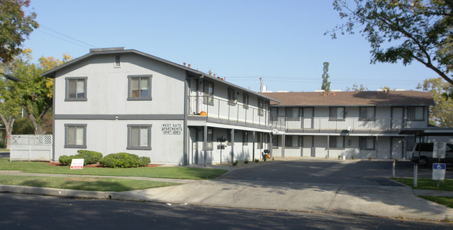 1047-1065 W 19th St in Merced, CA - Building Photo - Building Photo