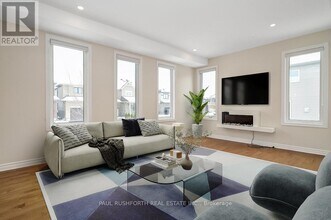 115 Discovery Cres in Ottawa, ON - Building Photo - Building Photo