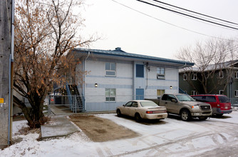 9526 103rd Ave NW in Edmonton, AB - Building Photo - Building Photo