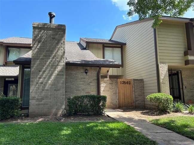 12562 Newbrook Dr in Houston, TX - Building Photo - Building Photo