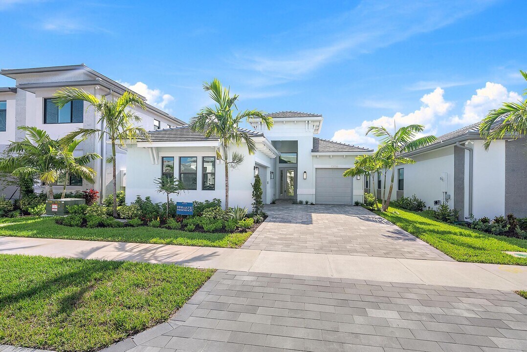 10036 Heron Flock Dr in Palm Beach Gardens, FL - Building Photo