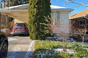 33 Dundas Crescent in St Catharines, ON - Building Photo