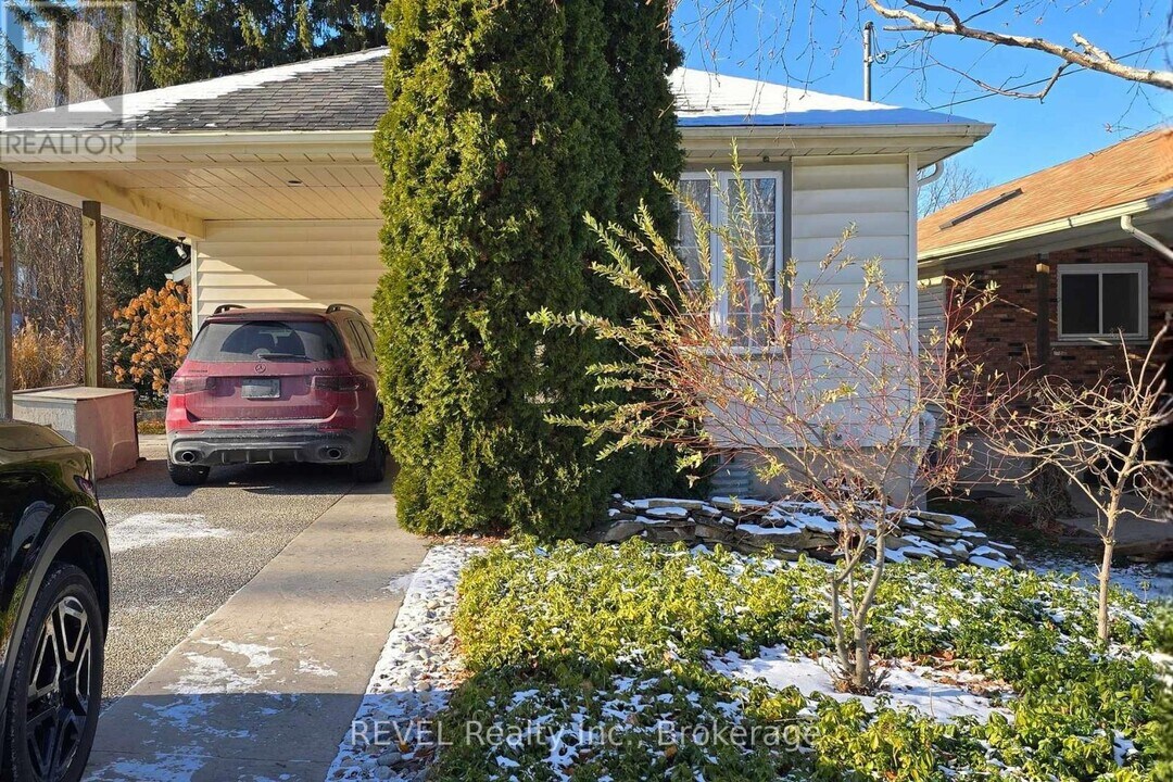 33 Dundas Crescent in St Catharines, ON - Building Photo