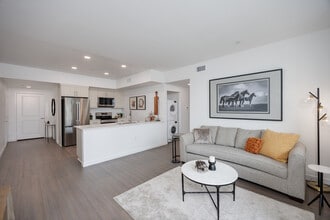 Vadara West in San Diego, CA - Building Photo - Building Photo