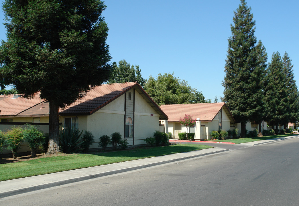 La Paz Villa in Parlier, CA - Foto de edificio