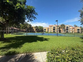 8040 N Nob Hill Rd in Tamarac, FL - Building Photo - Building Photo