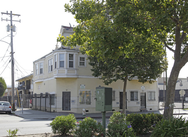 8500 International Blvd in Oakland, CA - Building Photo - Building Photo