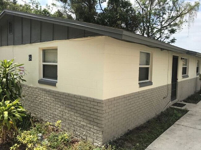 64 Taylor Ave-Unit -Unit A in Eatonville, FL - Foto de edificio - Building Photo