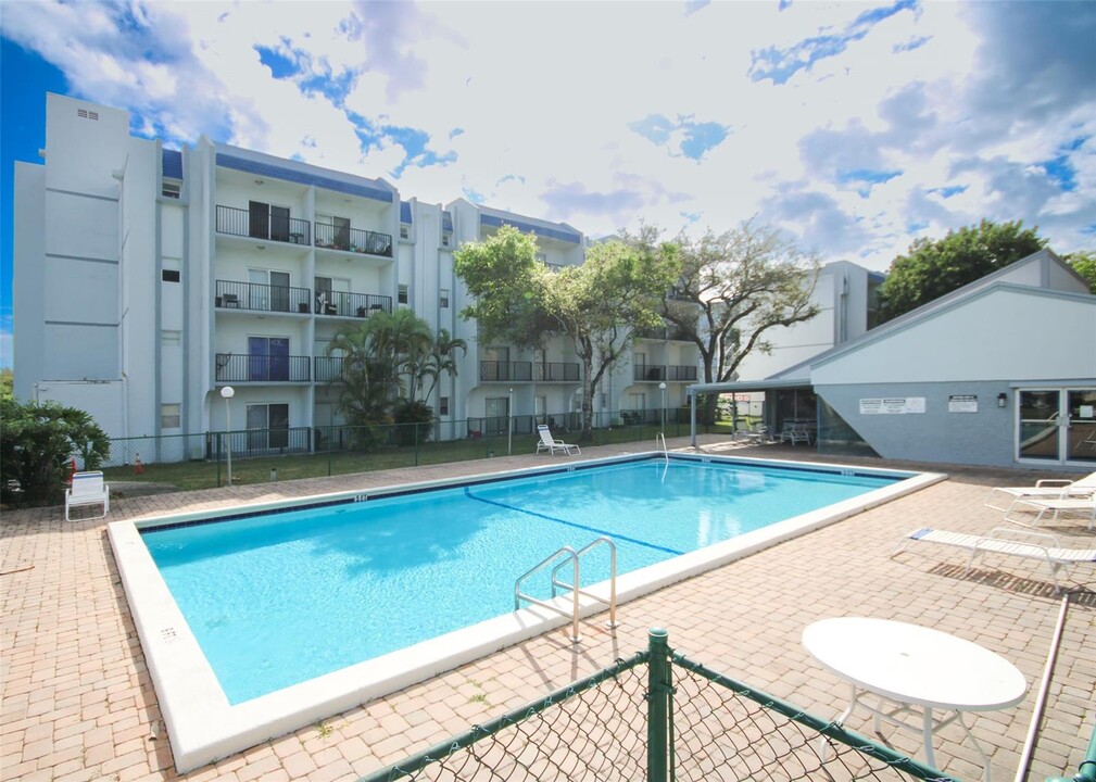 7561 NW 16th St, Unit 2510 in Plantation, FL - Building Photo