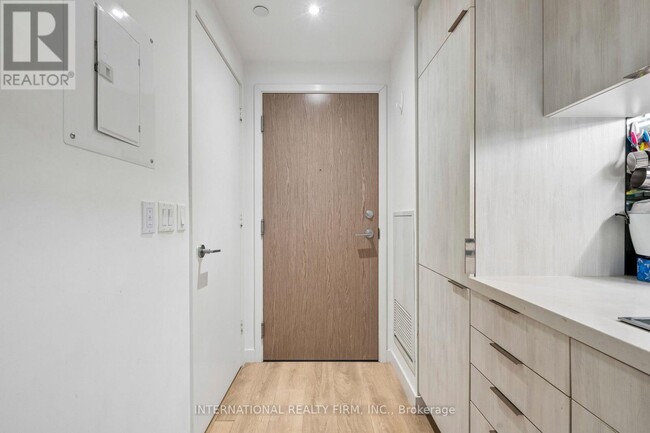 215 Queen St W in Toronto, ON - Building Photo - Building Photo