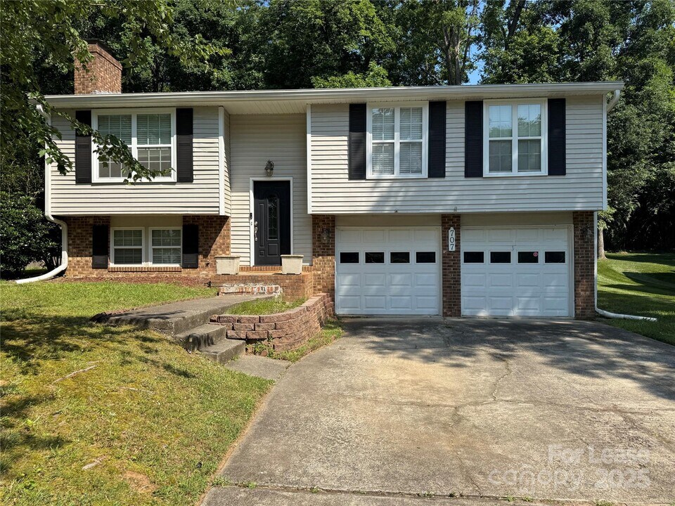 707 Regency Dr in Charlotte, NC - Building Photo