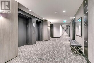 95-495 Dundas St W in Oakville, ON - Building Photo - Building Photo