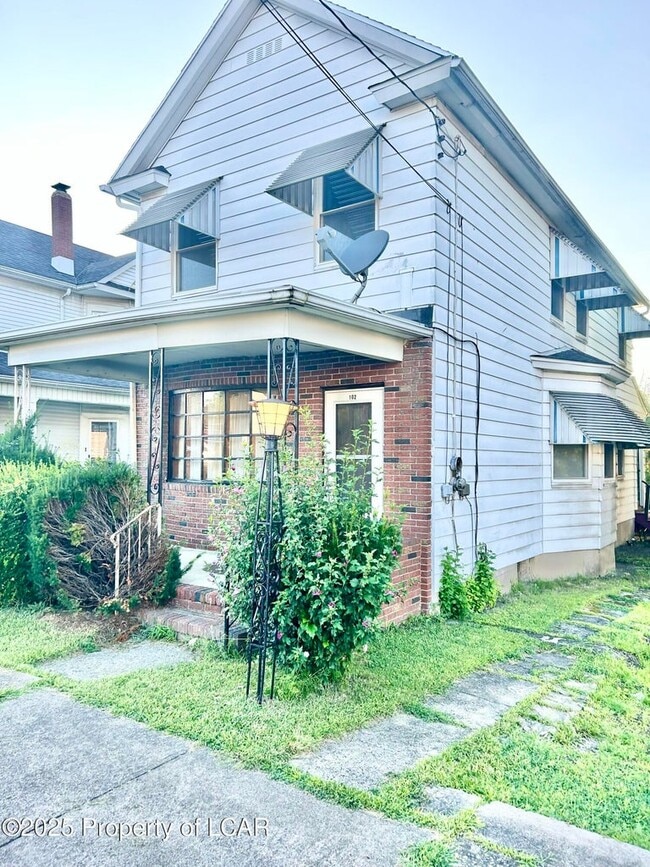 102 W Washington St