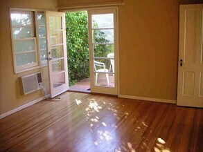 839 N Alfred St, Unit 841 Downstairs Back in West Hollywood, CA - Foto de edificio - Building Photo