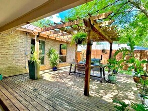 1101 Stoneoak Ln in Austin, TX - Building Photo - Building Photo