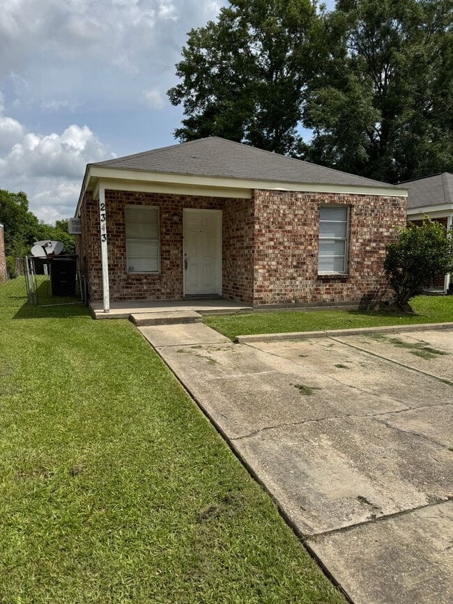 2343 Elm Park Dr in Baton Rouge, LA - Building Photo - Building Photo