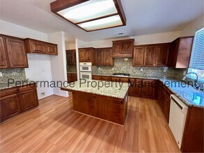 11610 Valley Forge Way in Bakersfield, CA - Building Photo - Building Photo