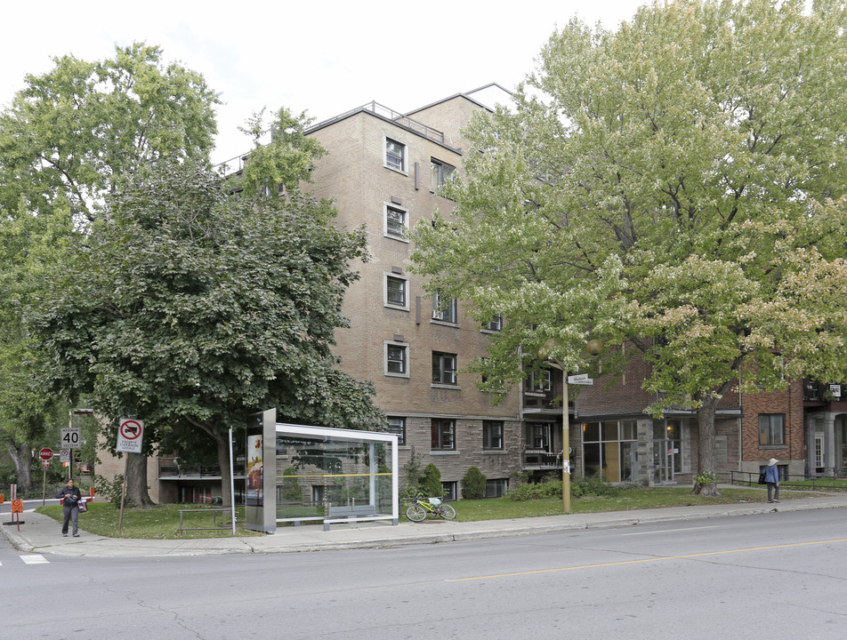 6275 W Sherbrooke O in Montréal, QC - Building Photo