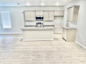 7729 96th St in Lubbock, TX - Foto de edificio - Building Photo