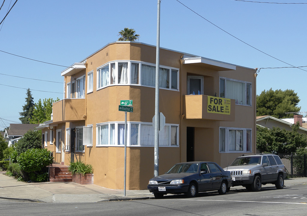 6033 Foothill Blvd in Oakland, CA - Foto de edificio