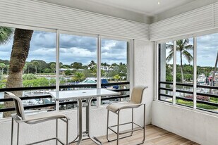 827 Oak Harbour Dr in Juno Beach, FL - Building Photo