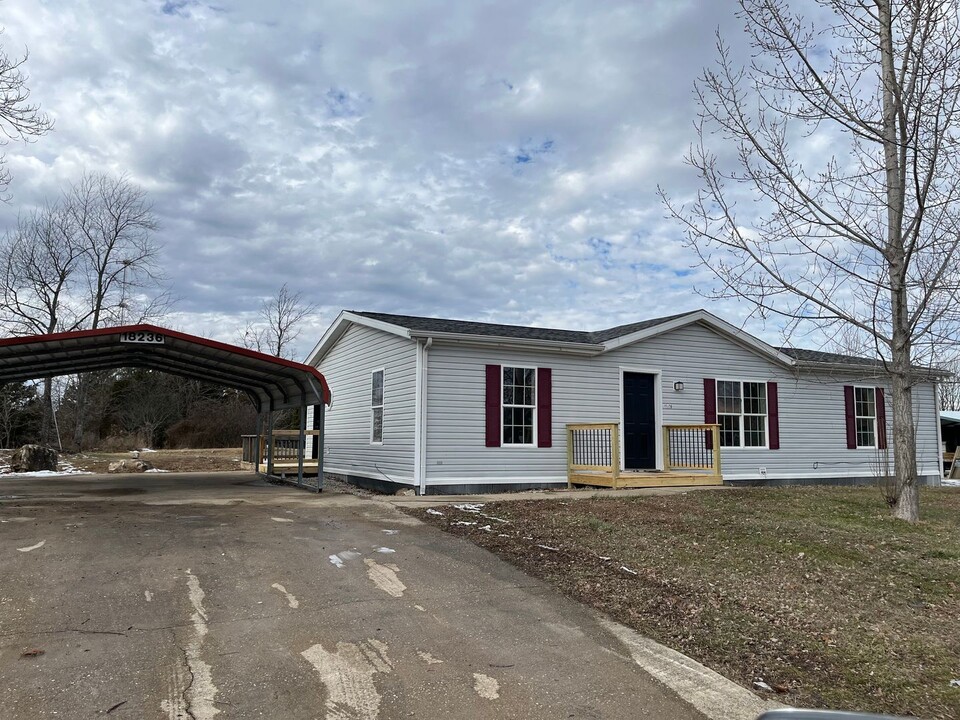 18236 Loyalty Ln in St. Robert, MO - Building Photo