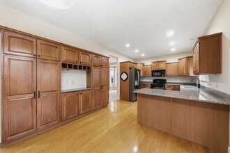 997 Sweeney Dr in Washington Township, OH - Foto de edificio - Building Photo