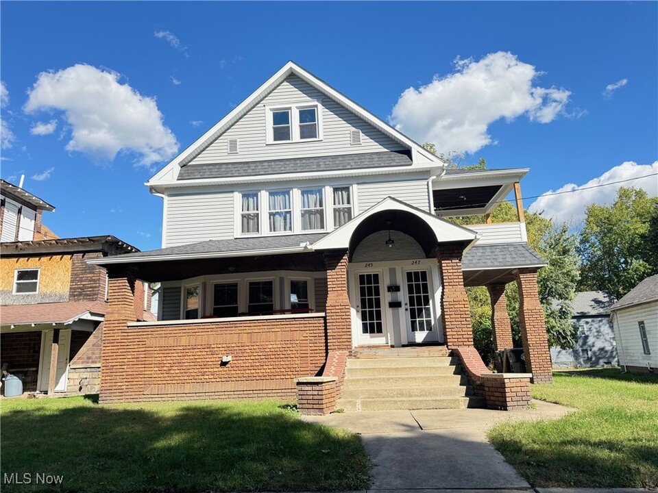 247 Oakdale Ave in Akron, OH - Building Photo