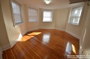 18 Mount Hood Rd, Unit B in Boston, MA - Building Photo