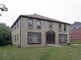 9203 W Wisconsin Ave in Milwaukee, WI - Building Photo