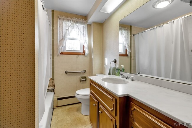 5232 Genesee St in Bowmansville, NY - Foto de edificio - Building Photo