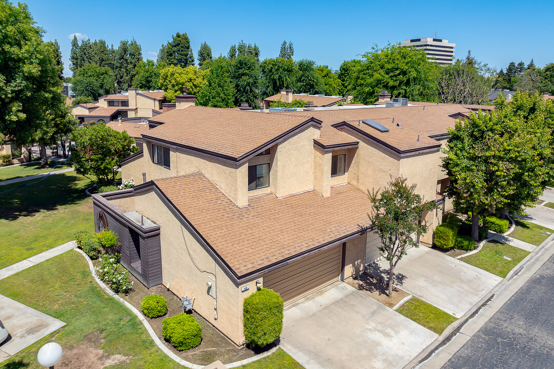 1001 Mohawk St in Bakersfield, CA - Foto de edificio