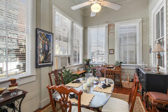 Foucher and Coliseum Apartments in New Orleans, LA - Building Photo - Interior Photo