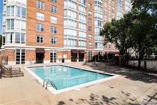 250 E Harbortown Dr, Unit 1011 in Detroit, MI - Building Photo