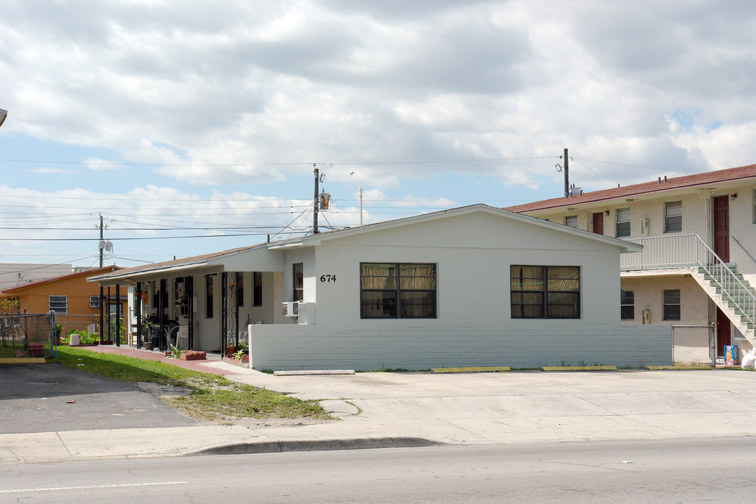 674 SW 29th St in Hialeah, FL - Building Photo