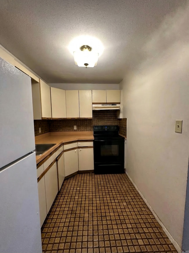 565 Keller Ave, Unit 2nd Floor in Elmont, NY - Foto de edificio - Building Photo