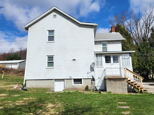 1636 Philadelphia St in Indiana, PA - Foto de edificio - Building Photo